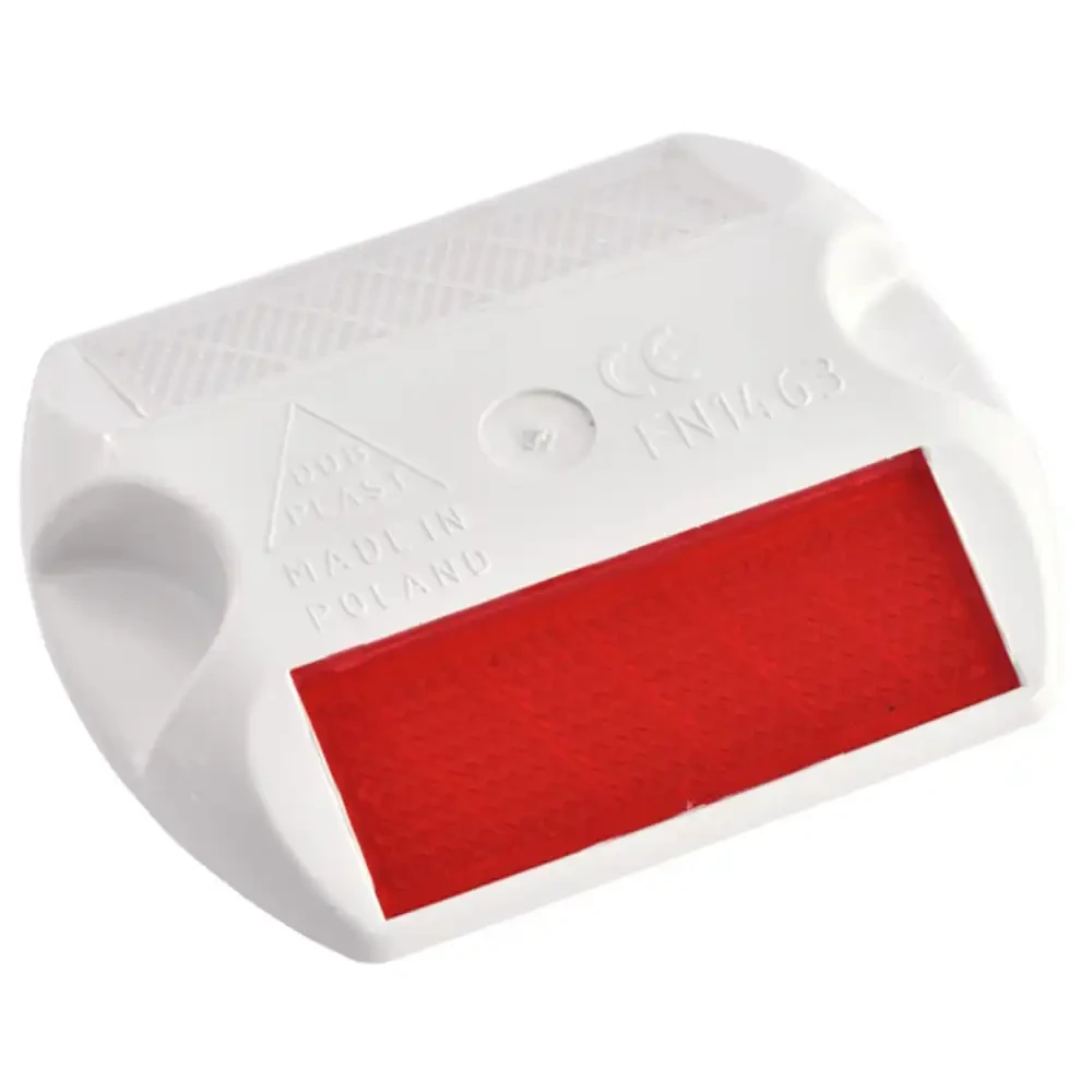 Biało-czerwony odblask drogowy, wyprodukowany w Polsce, zgodny z normą EN1463. Idealny do poprawy widoczności na drodze. Odblaski drogowe, bezpieczeństwo, oznakowanie poziome