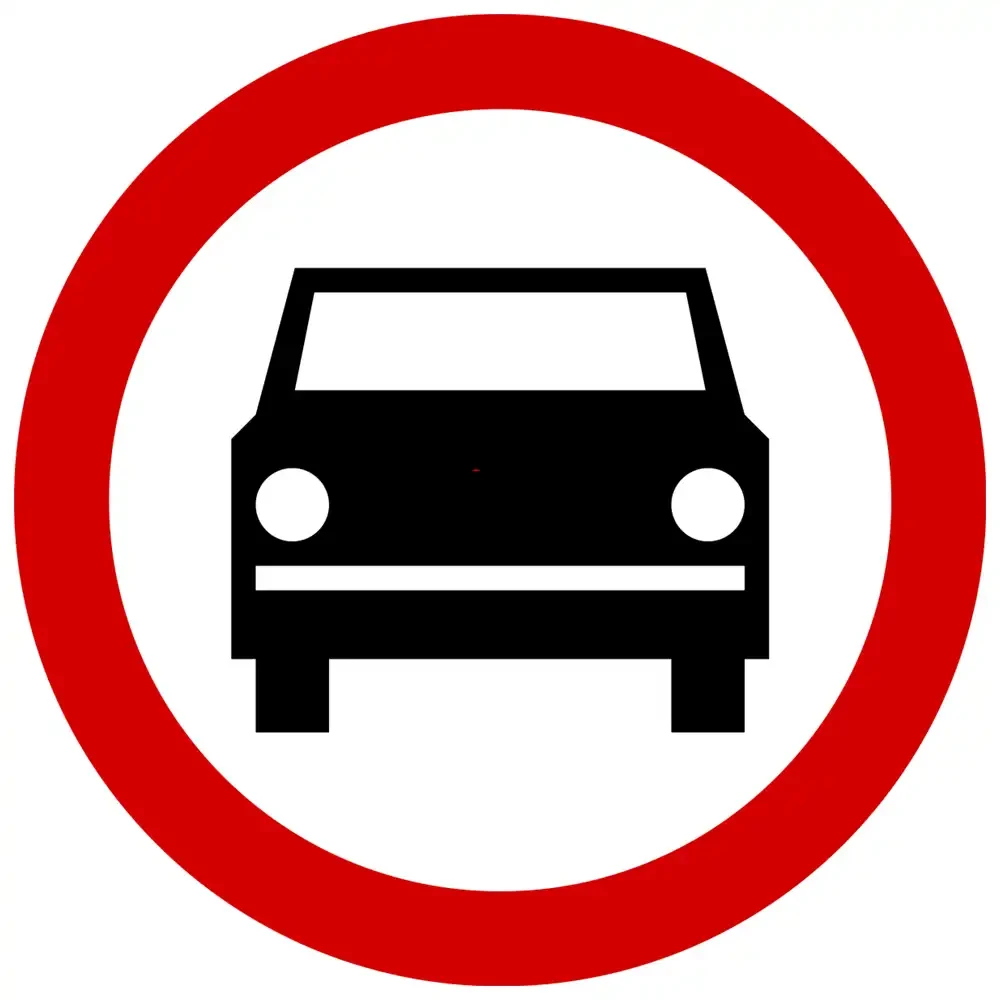 Znak drogowy B-3, Zakaz wjazdu pojazdów silnikowych (z wyjątkiem motocykli jednośladowych). Okrągły znak zakazu z czerwoną obręczą i symbolem samochodu. Średnica 600 mm, folia odblaskowa II generacji. Oznakowania dróg gminnych o ograniczonej nośności