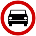 Znak drogowy B-3, Zakaz wjazdu pojazdów silnikowych (z wyjątkiem motocykli jednośladowych). Okrągły znak zakazu z czerwoną obręczą i symbolem samochodu. Średnica 600 mm, folia odblaskowa II generacji. Oznakowania dróg gminnych o ograniczonej nośności
