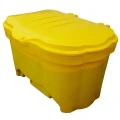 Solidny, żółty pojemnik o pojemności 400 litrów, do przechowywania piasku, soli i sorbentu. Idealny do magazynowania materiałów sypkich. Wysoka jakość, odporny na warunki atmosferyczne i promieniowanie UV