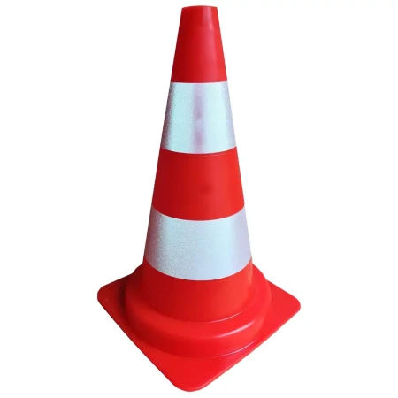 Pachołek drogowy U-23c 50 cm, czerwony, z pasami odblaskowymi z mikrokulkami szklanymi. Stożek ostrzegawczy zintegrowany z podstawą. Idealny do oznakowania tymczasowego, robót drogowych, parkingów. Trwały i widoczny sprzęt BHP