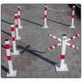Kompleksowe rozwiązanie do blokady parkingowej: stałe słupki z łańcuchami i innowacyjna składana zapora z ramionami. Wysokiej jakości stalowe bariery parkingowe biało-czerwone, idealne do kontroli dostępu i zabezpieczenia miejsca.