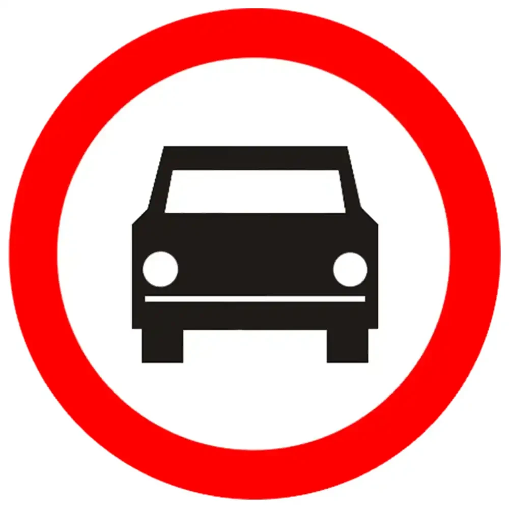Znak drogowy B-3 Zakaz Wjazdu Pojazdów Silnikowych, 400 mm, folia I generacji. Czerwone obramowanie, białe tło, czarny symbol samochodu. Ograniczenie ruchu, znak mini
