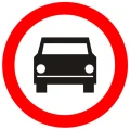 Znak drogowy B-3 Zakaz Wjazdu Pojazdów Silnikowych, 400 mm, folia I generacji. Czerwone obramowanie, białe tło, czarny symbol samochodu. Ograniczenie ruchu, znak mini