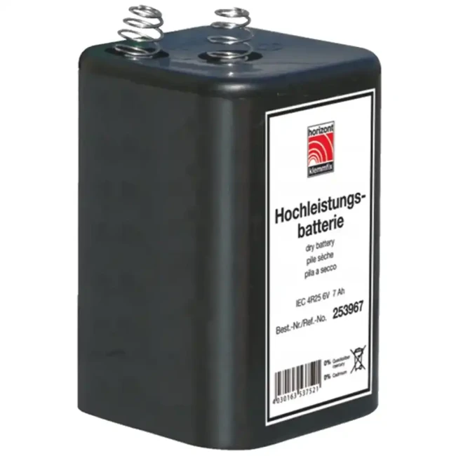 Zdjęcie przedstawia wysokiej jakości baterię 6V 7Ah typu IEC 4R25, idealną do lamp kempingowych, latarek, budowlanych urządzeń sygnalizacyjnych, oraz innych urządzeń elektrycznych. Trwała bateria, zapewniająca długotrwałe działanie.