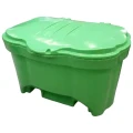 Zamknięty zielony pojemnik o pojemności 150 litrów na piasek, sól drogową lub sorbent. Skrzynia Motyl z polietylenu, gwarantująca szczelne przechowywanie materiałów sypkich. Odporny na warunki pogodowe.