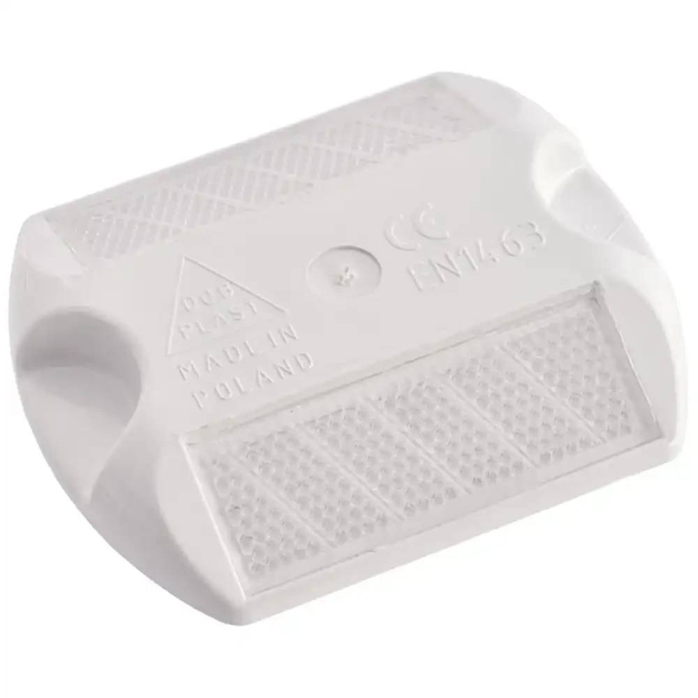 Biały odblask drogowy, wyprodukowany w Polsce, zgodny z normą EN1463. Idealny do poprawy widoczności na drodze. Odblaski drogowe, bezpieczeństwo, oznakowanie poziome