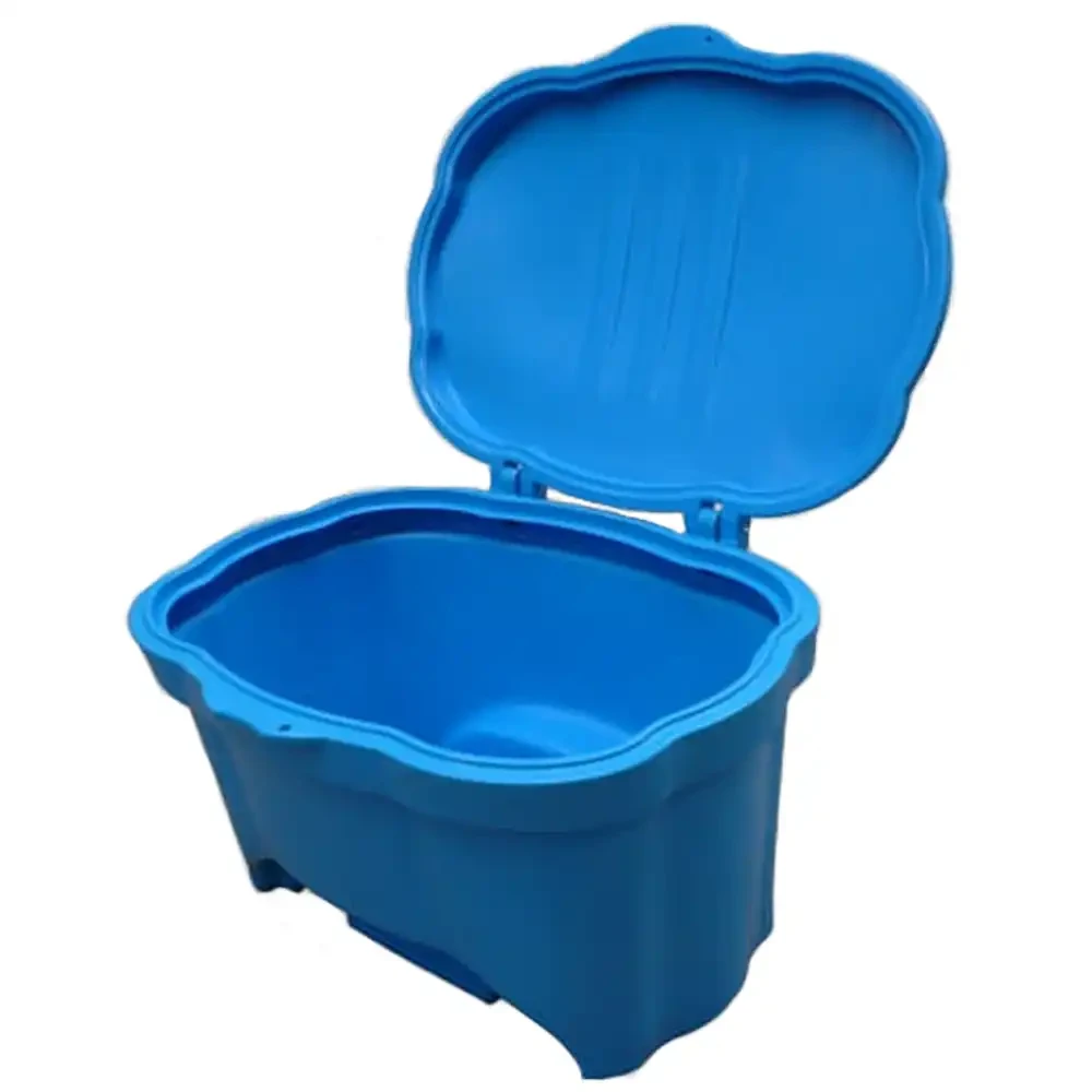 Niebieski pojemnik na piasek sól lub sorbent. Skrzynia Motyl o pojemności 250 litrów, wykonana z polietylenu i idealna do magazynowania materiałów sypkich zimą.