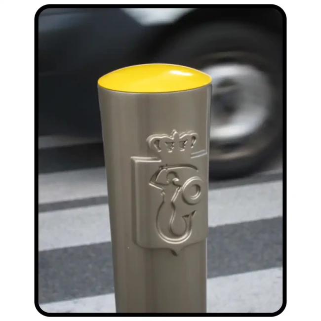 Żeliwny słupek parkingowy Syrenka Warszawska współczesny, szary z żółtym topem, wys. 770 mm. Element bezpieczeństwa ruchu z herbem, idealny do zabezpieczania miejsc parkingowych i kontroli wjazdu w przestrzeni miejskiej