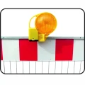Lampa ostrzegawcza Bako Taper LED Flash do zapory drogowej U-20a. Zapewnij maksymalną widoczność i bezpieczeństwo na drodze dzięki naszej energooszczędnej lampie. Idealna na budowę i remonty. Wytrzymała, skuteczna, od Widrog. Zamów teraz!