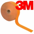 Rolka pomarańczowej taśmy 3M z czerwonym logo na białym tle. Idealna do zastosowań przemysłowych, biurowych, domowych. Wysokiej jakości taśma klejąca 3M, uniwersalne zastosowanie