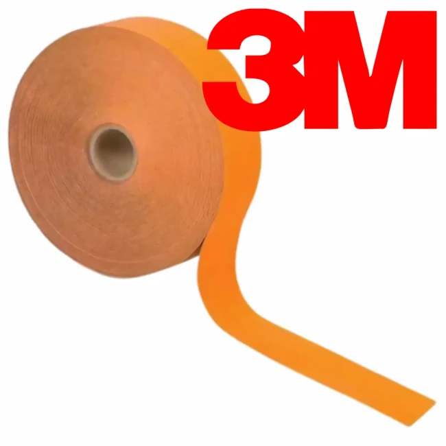 Rolka pomarańczowej taśmy 3M z czerwonym logo na białym tle. Idealna do zastosowań przemysłowych, biurowych, domowych. Wysokiej jakości taśma klejąca 3M, uniwersalne zastosowanie