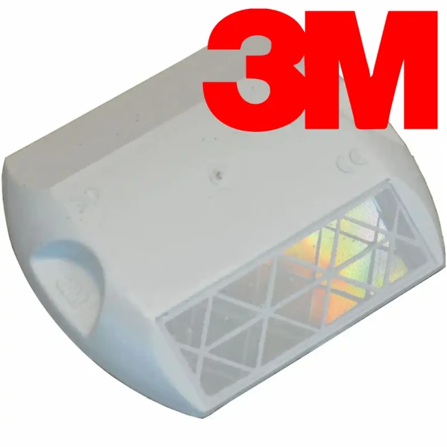 Biały odblask drogowy 3M, pryzmatyczny element bezpieczeństwa do oznakowania dróg. Widoczne logo 3M, faktura kratki i oznaczenia CE. Idealny do poprawy widoczności. PEO RPM 290-W