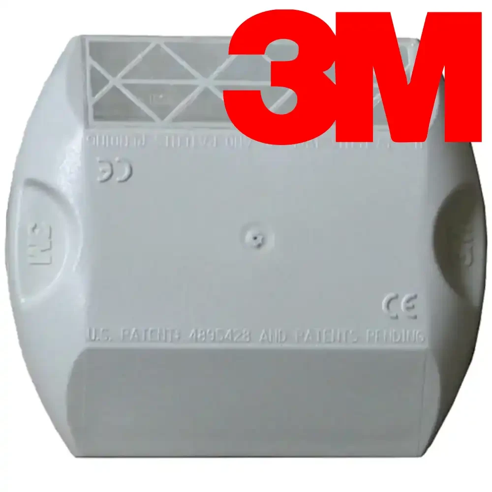 Biały punktowy element odblaskowy 3M z numerem patentu US 4895428 i certyfikatem CE. Odblaskowy element bezpieczeństwa drogowego, idealny do oznakowania dróg, autostrad i parkingów. PEO RPM 290-W