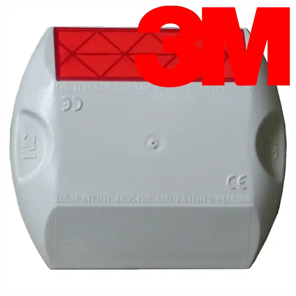 Odblask drogowy 3M RPM 290-R, biały, z czerwonym elementem odblaskowym. Widoczne logo 3M i oznaczenia patentowe. Bezpieczeństwo drogowe, oznakowanie poziome