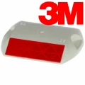 Biały odblask drogowy 3M PEO RPM 290-R z czerwonym elementem odblaskowym, widoczny pod kątem. Logo 3M. Bezpieczeństwo drogowe, oznakowanie poziome