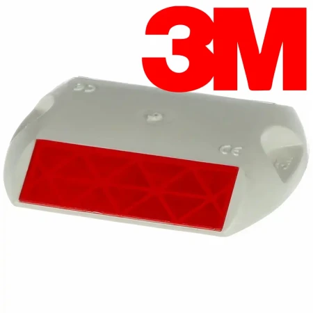 Biały odblask drogowy 3M PEO RPM 290-R z czerwonym elementem odblaskowym, widoczny pod kątem. Logo 3M. Bezpieczeństwo drogowe, oznakowanie poziome