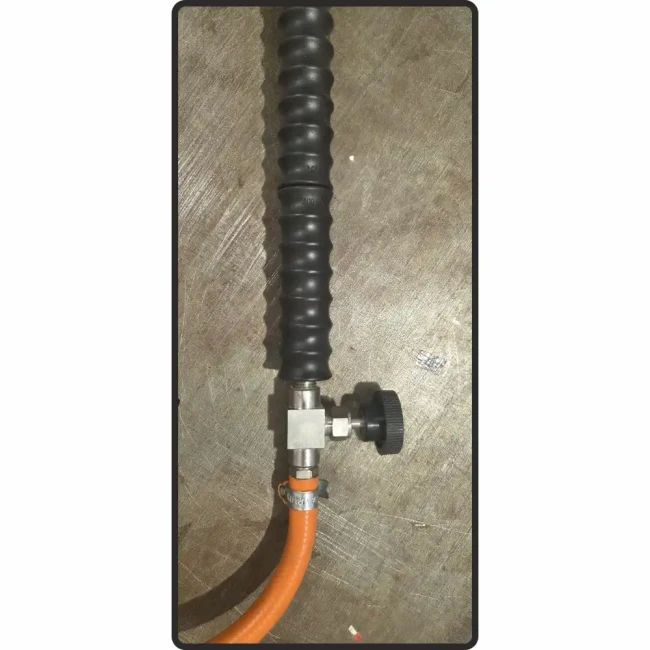 Mechanizm sterujący palnika gazowego. Ergonomiczny, ryflowany uchwyt, precyzyjny zawór regulacji gazu i bezpieczne połączenie z wężem. Niezbędne dla kontroli i bezpieczeństwa pracy.