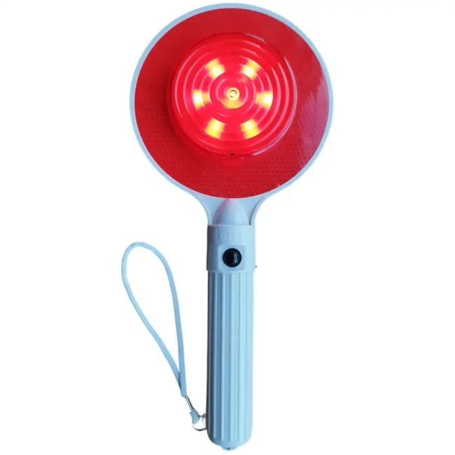 Lizak do kierowania ruchem LED. Dwustronny podświetlany, czerwony/zielony. Idealny dla służb, policji, straży pożarnej, straży miejskiej i innych służb mundurowych. Zapewnia widoczność i bezpieczeństwo na drodze.