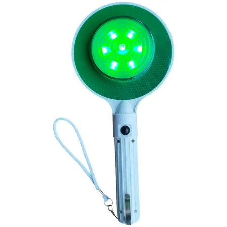 Lizak do kierowania ruchem LED. Dwustronny podświetlany, zielony/czerwony. Idealny dla służb, policji, straży pożarnej, straży miejskiej i innych służb mundurowych. Zapewnia widoczność i bezpieczeństwo na drodze.