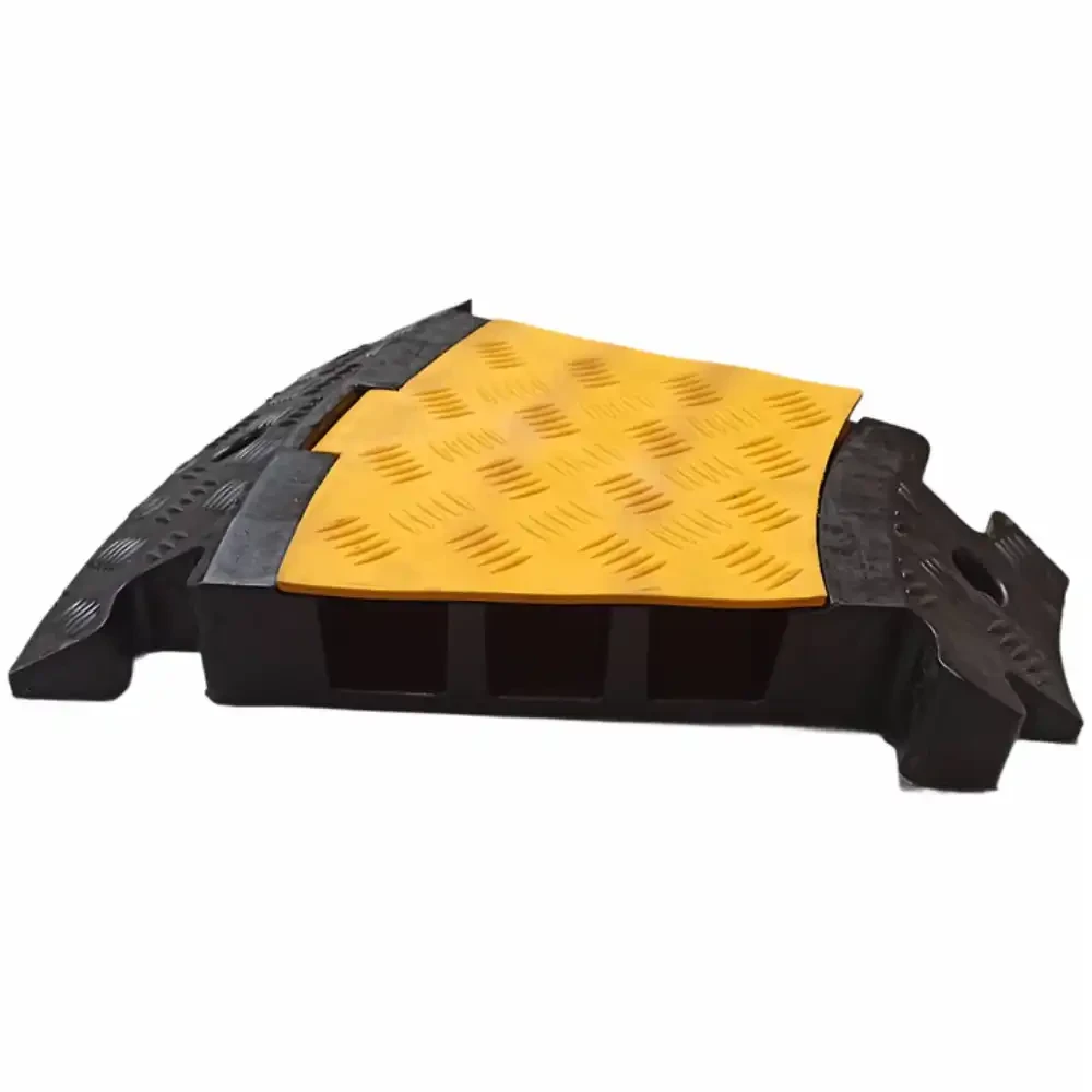Narożnik do osłony kablowej 3-kanałowej. Element gumowy do budowy bezpiecznego przejścia dla pieszych i pojazdów. Idealny do zastosowań w magazynach, na budowach i eventach. Żółta, antypoślizgowa pokrywa zapewnia widoczność i ochronę kabli.