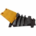 Narożnik gumowy do 3-kanałowej osłony kablowej. Doskonały do budowy bezpiecznych przejść na eventach i budowach. Chroni kable przed przejazdem pojazdów. Solidna konstrukcja z antypoślizgową, żółtą pokrywą zapewnia bezpieczeństwo i widoczność.