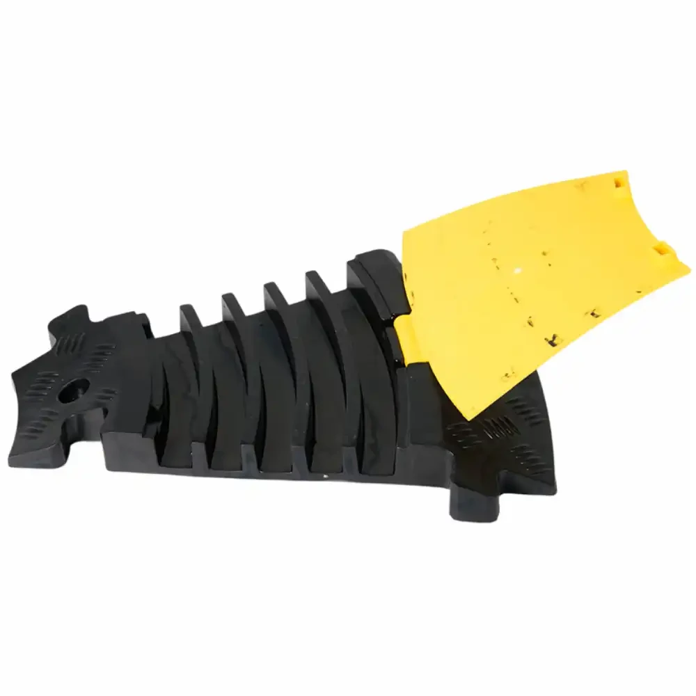 Osłona kablowa narożna, pięciokanałowa, czarno-żółta. Służy do bezpiecznego prowadzenia kabli w narożnikach. Idealna dla firm, magazynów, oraz imprez plenerowych, zapewniając ochronę kabli przed uszkodzeniami i zapobiegając potknięciom.