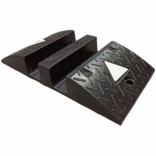 Czarny gumowy przejazd kablowy z dwoma kanałami o średnicy 75 mm, idealny do ochrony kabli na budowach, imprezach i w magazynach. Wyposażony w antypoślizgową powierzchnię oraz odblaski dla większego bezpieczeństwa.