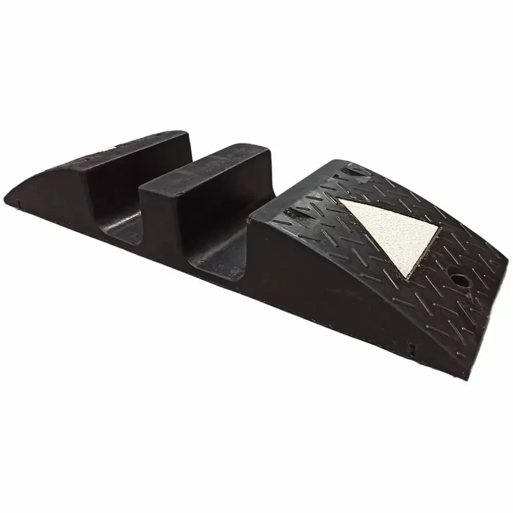 Gumowy przejazd kablowy z dwoma kanałami o średnicy 120 mm. Bezpieczna ochrona kabli w magazynach, na parkingach i placach budowy. Trwała, antypoślizgowa konstrukcja z odblaskowymi oznaczeniami zwiększa bezpieczeństwo.