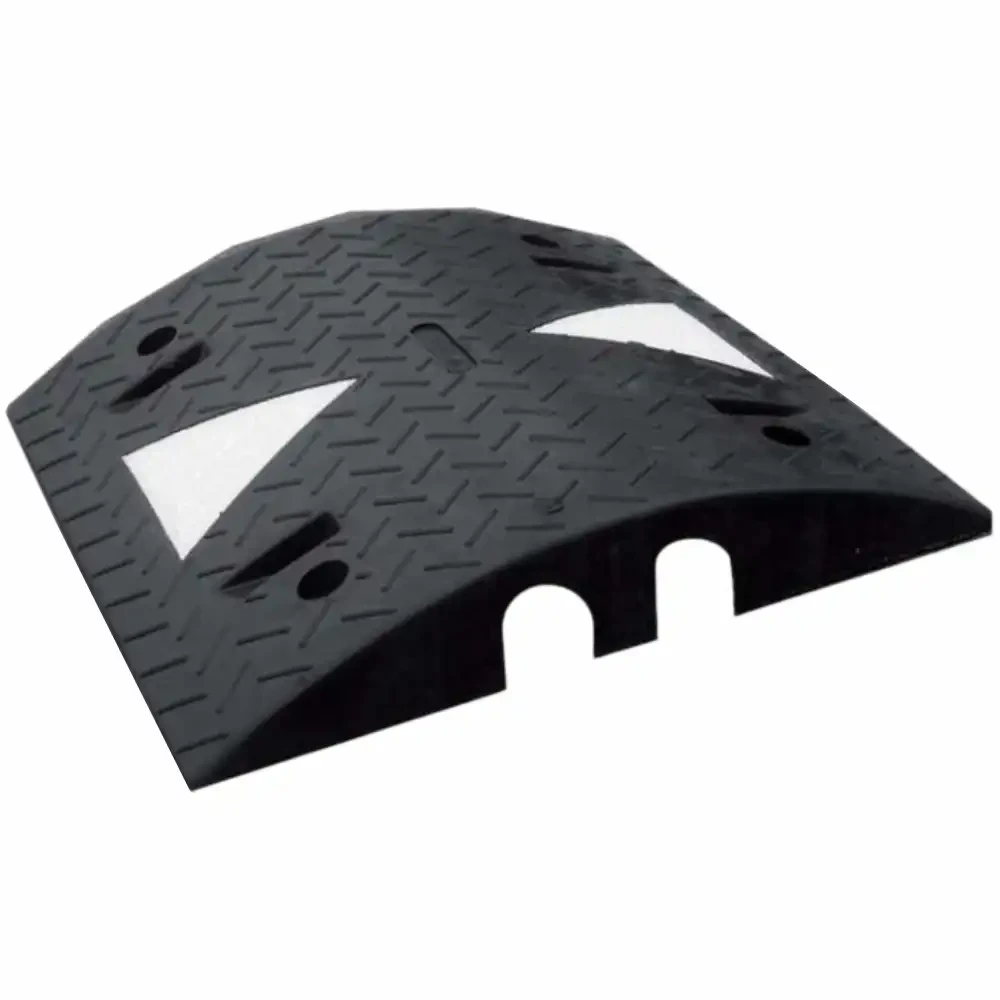 Czarny, gumowy przejazd kablowy z dwoma kanałami o średnicy 50 mm. Idealny do ochrony kabli na parkingach, budowach czy imprezach plenerowych. Posiada antypoślizgową powierzchnię i odblaskowe elementy, które zwiększają bezpieczeństwo