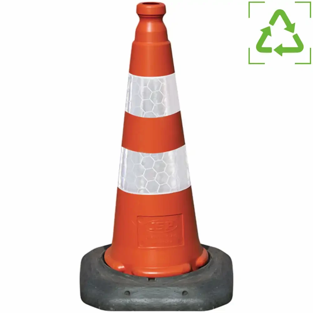 Pachołek drogowy Dominator U-23c, 50 cm, pomarańczowy z rękawem odblaskowym Sealbrite. Idealny do wyznaczania stref bezpieczeństwa, placów budowy. Pachłoek z recyklingu, stabilna podstawa. Pachołki drogowe, sprzęt BHP JSP