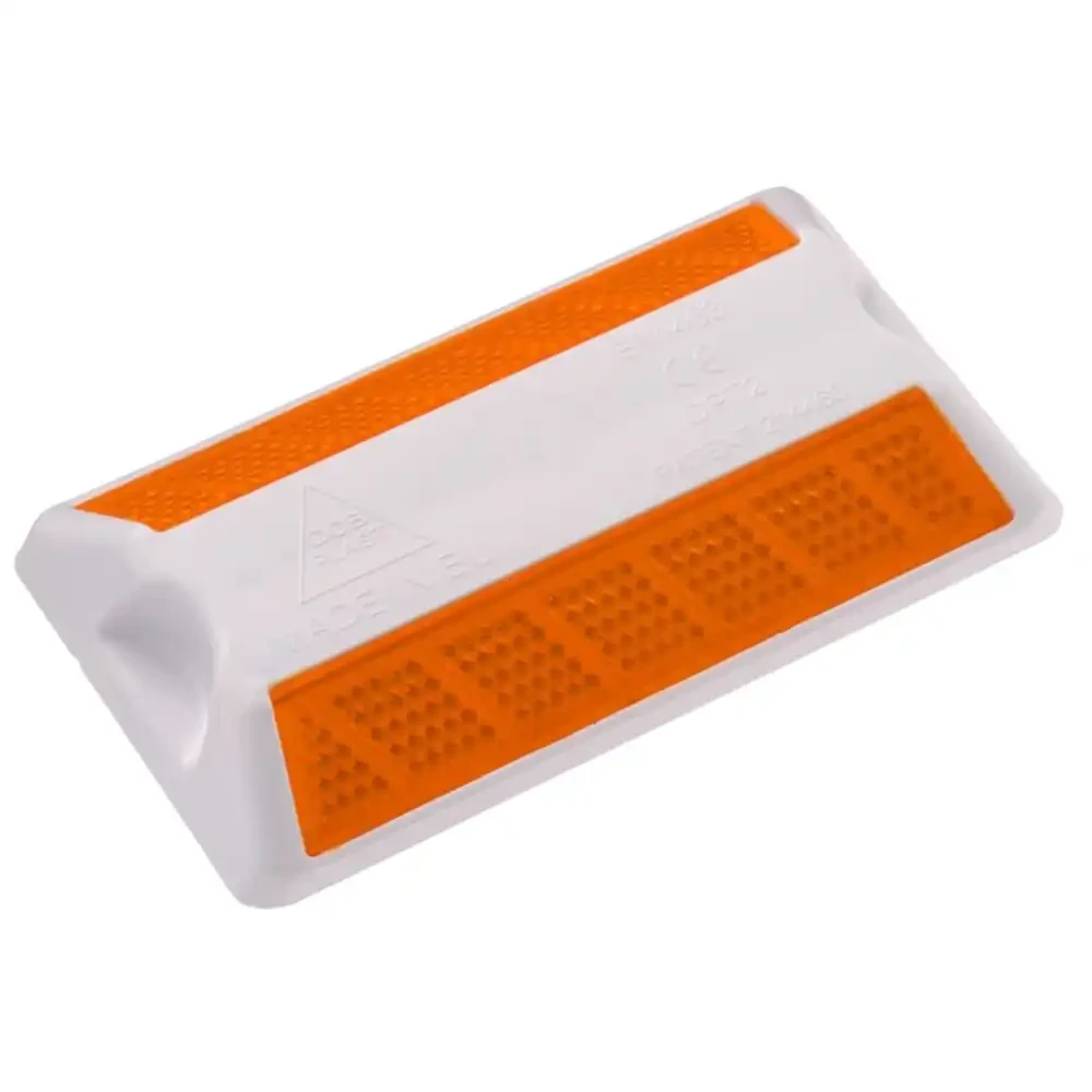 Biały, dwustronny punktowy, poziomy element odblaskowy z pomarańczowymi panelami, zgodny z normą EN 1463. Kocie oczka idealne do poprawy bezpieczeństwa drogowego. Odporny, widoczny, certyfikowany CE