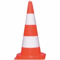 Pachołek drogowy PCV U-23c 75 cm, pomarańczowo-czerwony z dwoma białymi pasami ostrzegawczymi. Lekki i trwały stożek drogowy z PCV, zintegrowany z podstawą. Idealny do oznakowania tymczasowego i stref wyłączonych z ruchu. Sprzęt BHP drogowy