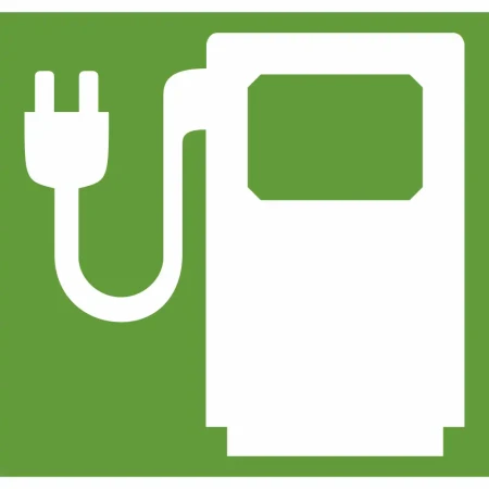Znak symbolizujący stację ładowania samochodów elektrycznych (EV), duży piktogram słupka ładowania i wtyczki na zielonym tle RAL 6018. Poziomy znak termoplastyczny w technologii Premark dla kierowców pojazdów elektrycznych