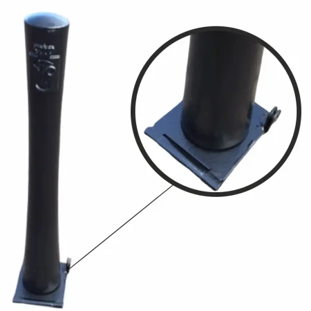 Słupek żeliwny na kłódkę Syrenka Współczesna U-12c, wys. 770 mm, czarny. Widoczne szczegóły solidnej podstawy montażowej do przykręcania i mechanizmu blokującego.