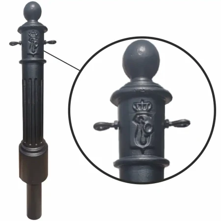 Żeliwny słupek Syrenka Historyczna U-12c czarny mat 800 mm – detal: Herb Syreny Warszawskiej i uchwyty na łańcuch. Retro słupek parkingowy dekoracyjny, odlew żeliwny do zabetonowania. Idealny do historycznej architektury