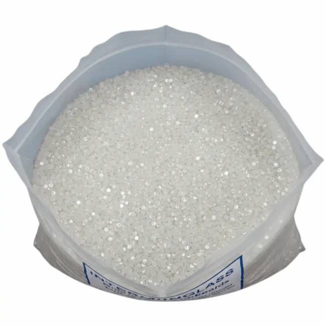 Mikrokulki szklane odblaskowe Interminglass 1kg do posypywania farb drogowych. Granulat 125-630 mikronów, zapewniający natychmiastową retrorefleksję i widoczność oznakowania poziomego w nocy