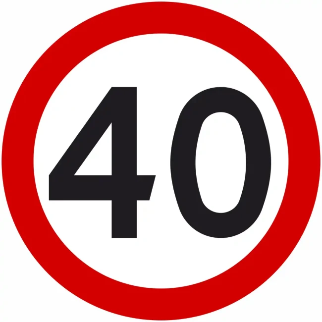 Znak drogowy B-33 ograniczenie prędkości do 40 km/h, średnica 400 mm, folia II generacji. Okrągły znak zakazu z czerwoną obwódką i czarną liczbą "40" na białym tle. Wyznacza maksymalną prędkość i reguluje ruch na drogach miejskich, prywatnych, placach