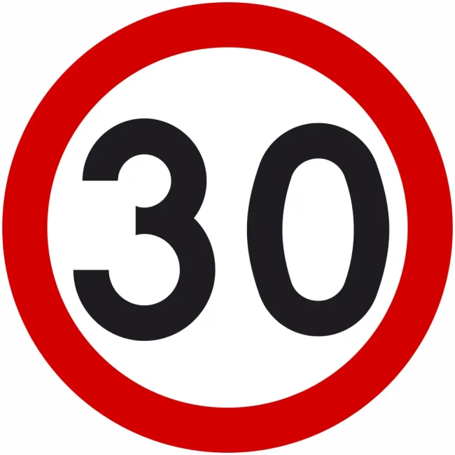 Znak drogowy B-33 Ograniczenie Prędkości 30 km/h. Koło, tło białe, obwódka czerwona, czarna liczba 30. Średnica 600 mm, folia odblaskowa I Generacji. Profesjonalny, certyfikowany znak drogowy dla stref zamieszkania, osiedli i parkingów
