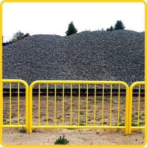 Żółta balustrada szczeblinkowa U-11a o długości 1500 mm. Stalowa bariera chodnikowa ochronna, lakierowana proszkowo, przeznaczona do montażu w podłożu. Trwałe zabezpieczenie ruchu pieszych i infrastruktury miejskiej