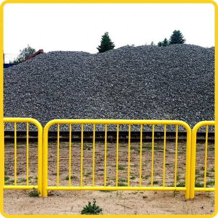 Żółta balustrada szczeblinkowa U-11a o długości 1500 mm. Stalowa bariera chodnikowa ochronna, lakierowana proszkowo, przeznaczona do montażu w podłożu. Trwałe zabezpieczenie ruchu pieszych i infrastruktury miejskiej
