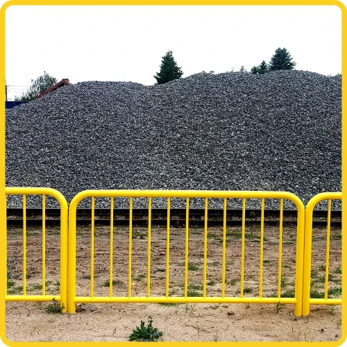 Żółta balustrada szczeblinkowa U-11a o długości 1500 mm. Stalowa bariera chodnikowa ochronna, lakierowana proszkowo, przeznaczona do montażu w podłożu. Trwałe zabezpieczenie ruchu pieszych i infrastruktury miejskiej