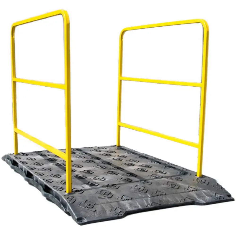 Kładka budowlana dla pieszych U-28 1700x1000 mm. Antypoślizgowy pomost PCV nad wykopy z czerwono-białymi barierkami stalowymi. Profesjonalne urządzenie BRD i BHP do zabezpieczenia robót drogowych. Mostek budowlany dla pieszych dostępny w Widrog