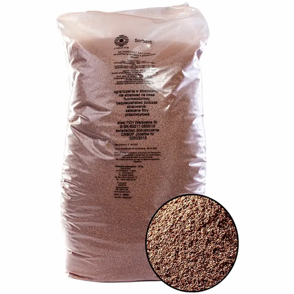 Sorbent DAMSORB K 0,5-1,0 mm 20kg w oryginalnym worku. Certyfikowany absorbent mineralny CNBOP do usuwania oleju. Profesjonalne opakowanie 20 kg – Sklep Drogowy Widrog. Wydajny sorbent sypki do neutralizacji wycieków drogowych