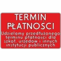 Prostokątna, czerwona grafika z białymi napisami, otoczona białą ramką. Górny, większy napis głosi „TERMIN PŁATNOŚCI”. Poniżej znajduje się mniejszy tekst: „Udzielamy przedłużonego terminu płatności dla szkół, urzędów i innych instytucji publicznych”.