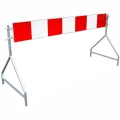 Zapora drogowa U-20a na haki 1750x250 mm. Bariera BRD z folią odblaskową 1 generacji do oznakowania robót. Trwała tablica ostrzegawcza biało-czerwona do wygradzania wykopów i awarii. Profesjonalne zabezpieczenie placu budowy od Sklep Drogowy Widrog
