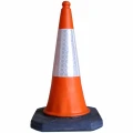Pachołek Drogowy Mastercone U-23b - Rękaw Odblaskowy Starlux - 75 cm z pryzmatycznym rękawem Starlux i stabilną czarną bazą antypoślizgową