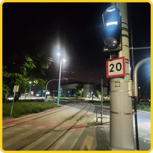 Znak BT-1 - ograniczenie prędkości - folia I generacji 20 km/h, tabliczka na słupie trakcyjnym nocą