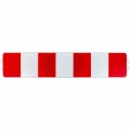 alt="Zapora U-20a 1750x250 mm typ 1 z haczykami RA1. Prostokątna stalowa blacha ocynkowana z naprzemiennymi czerwono-białymi pasami folii odblaskowej i metalowymi haczykami montażowymi po obu stronach."