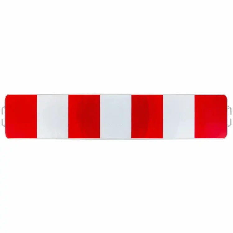 alt="Zapora U-20a 1750x250 mm typ 1 z haczykami RA1. Prostokątna stalowa blacha ocynkowana z naprzemiennymi czerwono-białymi pasami folii odblaskowej i metalowymi haczykami montażowymi po obu stronach."